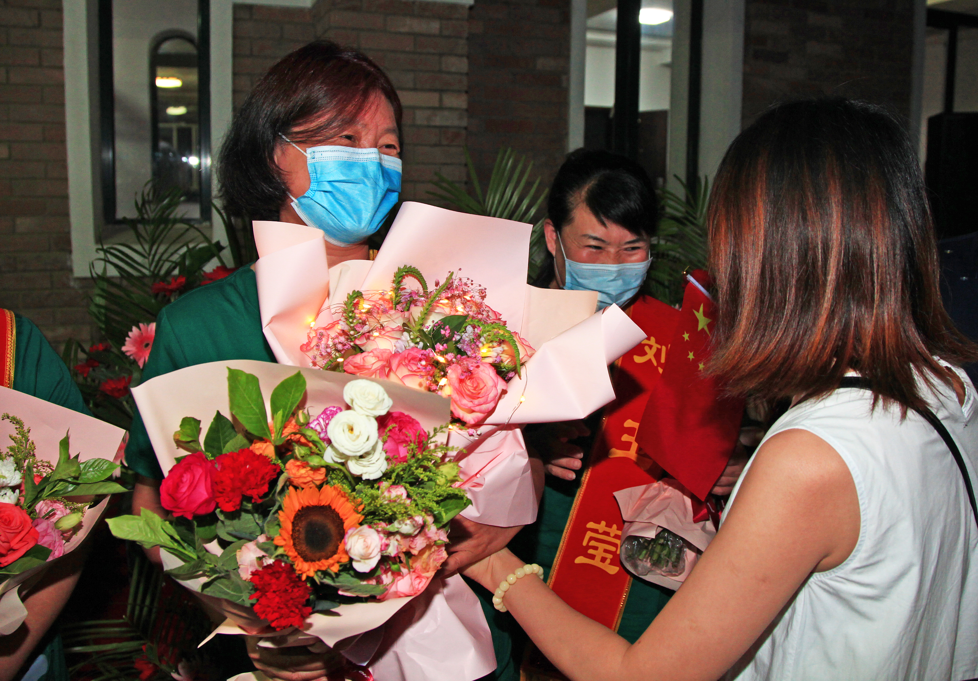 葫芦岛市援助大连14勇士平安凯旋