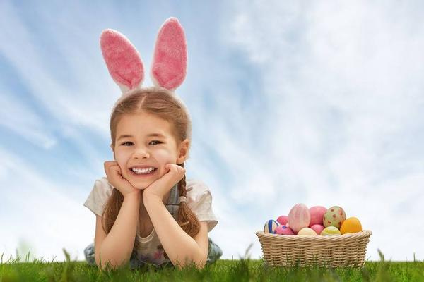 牙齿表面黑了一小块是什么原因,牙齿表面有黑的东西怎么才能刷掉