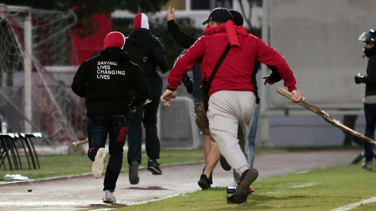 太过分！踢不过就打人！欧冠球迷厉害了，让球队蒙羞还让足协买单