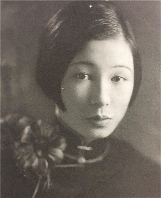 从贵族小姐沦落到乡下喂猪、刷马桶,替夫还债,她的优雅让人心疼