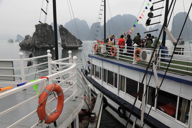 这里虽然风景如画人们生活的却很凄惨没日没夜的追着大船讨生活