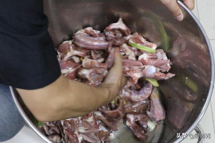 想吃鸭脖教你在家做,想吃辣鸭脖