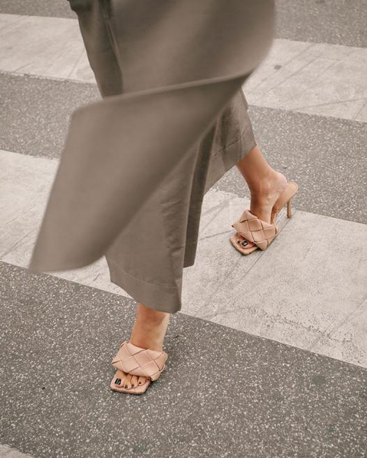 今年最流行凉鞋简单大方百搭,今年流行几款夏日凉鞋时尚百搭