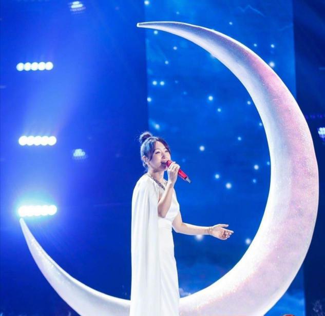 杨钰莹穿羽绒服的照片,杨钰莹穿搭夏天气质套装