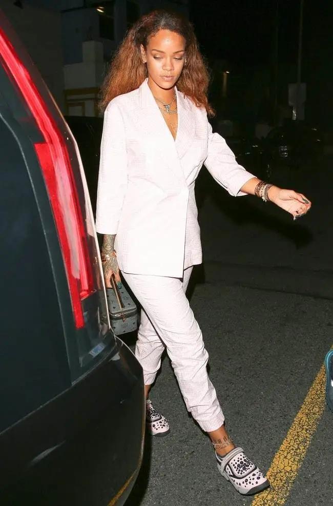 洞洞鞋zara,丑到洞洞鞋