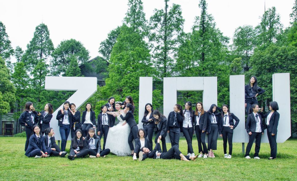 有种毕业照叫“人生赢家”，独苗男生成“新娘”，49个女生伴新郎