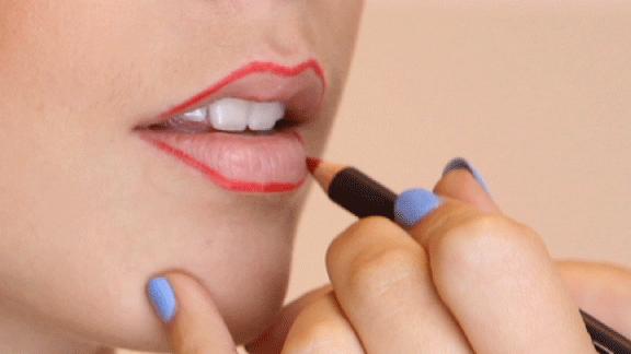 在折腾嘴唇这件事上，大家都一样