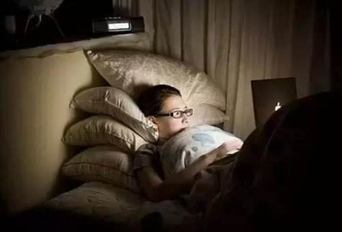 夏天脸上出油显得好邋遢，4个方法帮你控油，不做“油腻女”