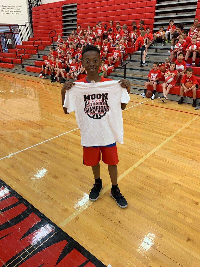 月球体育,足球橄榄球篮球哪个强度大