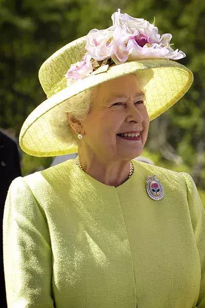 从全世界最会戴帽子的女人身上,学习一点「帽子戏法」