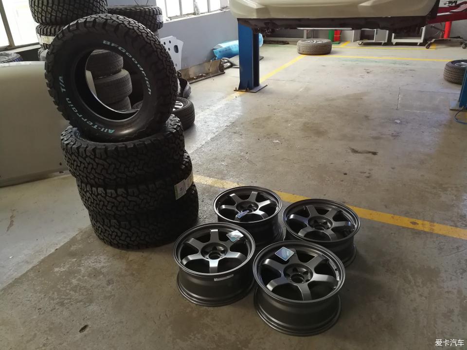 途达2021款2.5t柴油版越野视频,2021款途达四驱七座越野视频