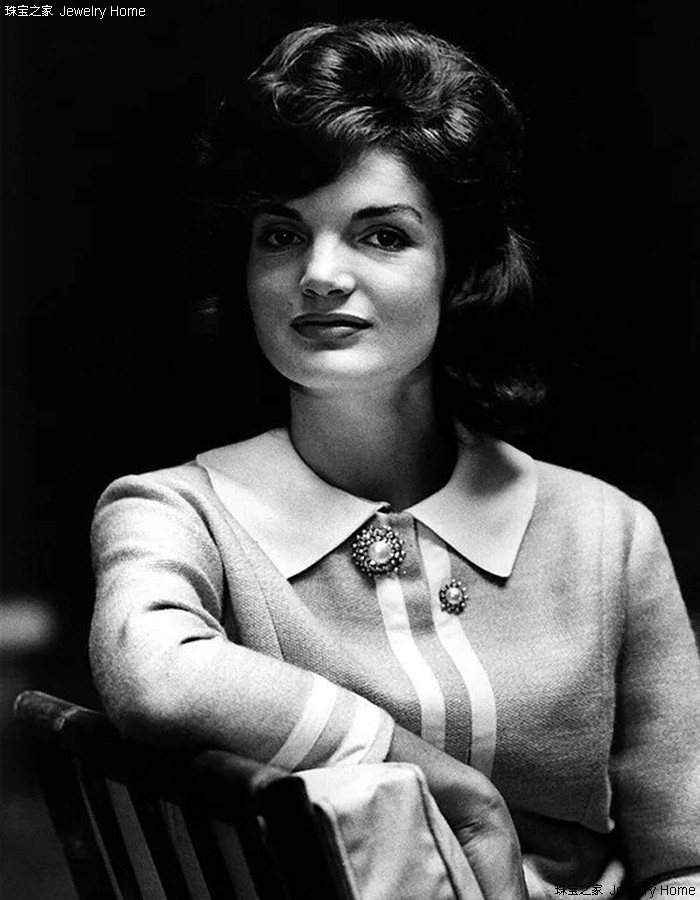 一大一小的胸针的正确戴法,一枚胸针穿出高级感