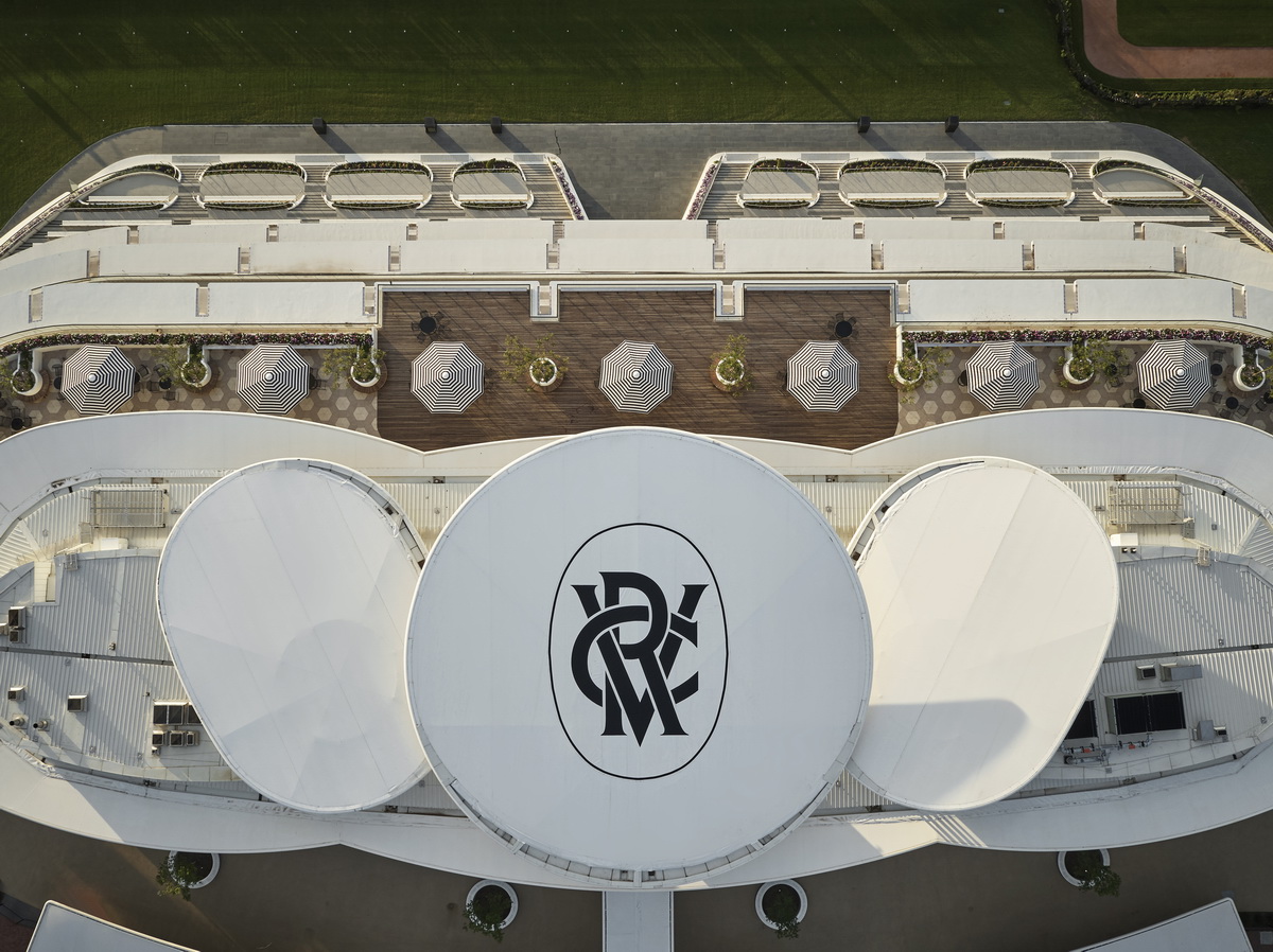 这个赛马俱乐部看台开放后,喜欢赛马的人数倍增