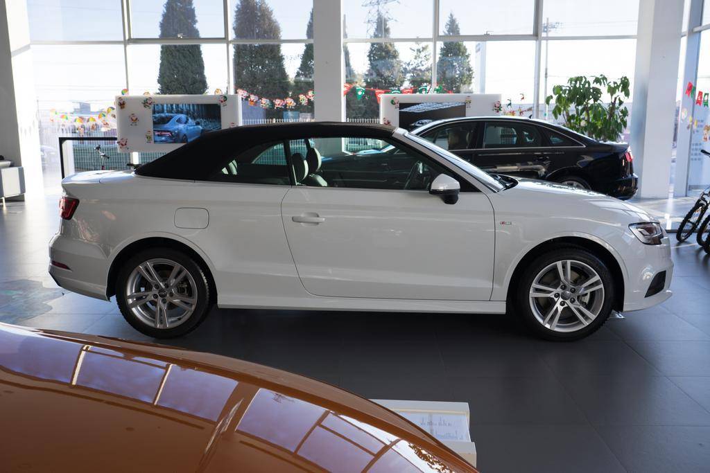 标配2.0T+7速双离合,进口奥迪紧凑敞篷没触控,靠颜值卖车?