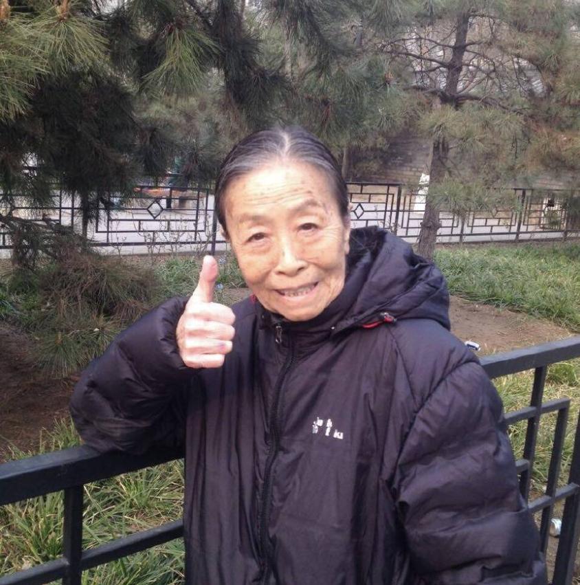 83岁丑娘张少华，生病独自一人去住院，干儿子杨志刚亲自接她出院