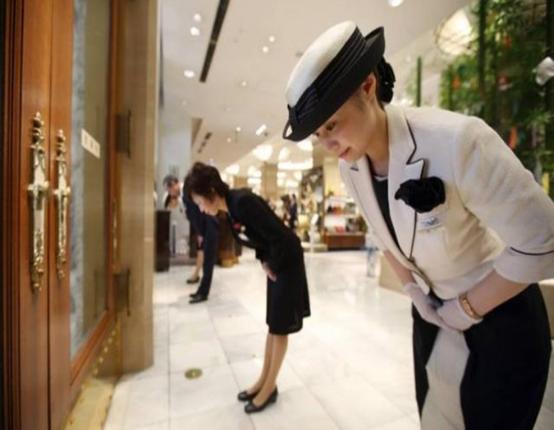 马云遭遇困难的时候,马云预言实体店和电商