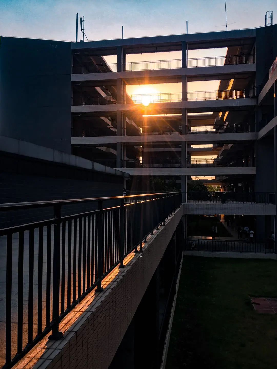 广东这所大学有广州、清远两校区。虽然是民办，但是环境超美