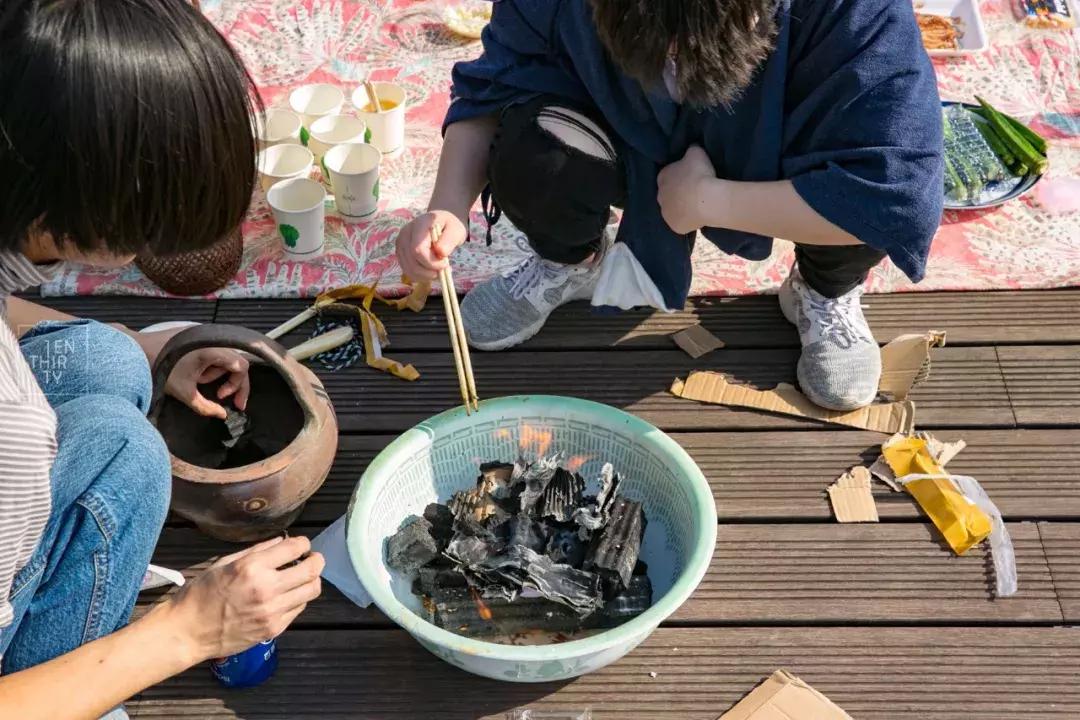 趁着午休两小时，他们在天台上组了个jió盆烤肉趴