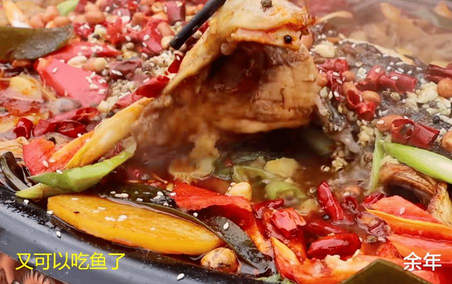 小孩被鱼刺卡住,男孩被四厘米鱼刺卡住喉咙