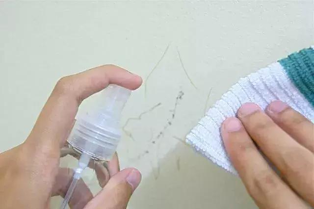 白墙的贴纸怎么去除掉不破坏墙面,家里的白墙脏了怎么弄得干净呢