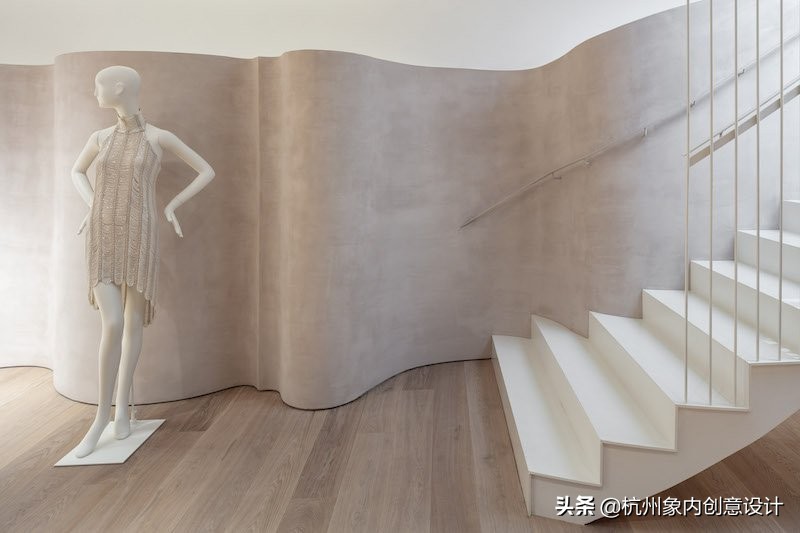 特拉维夫的婚纱精品店，柔和曲线与精致设计