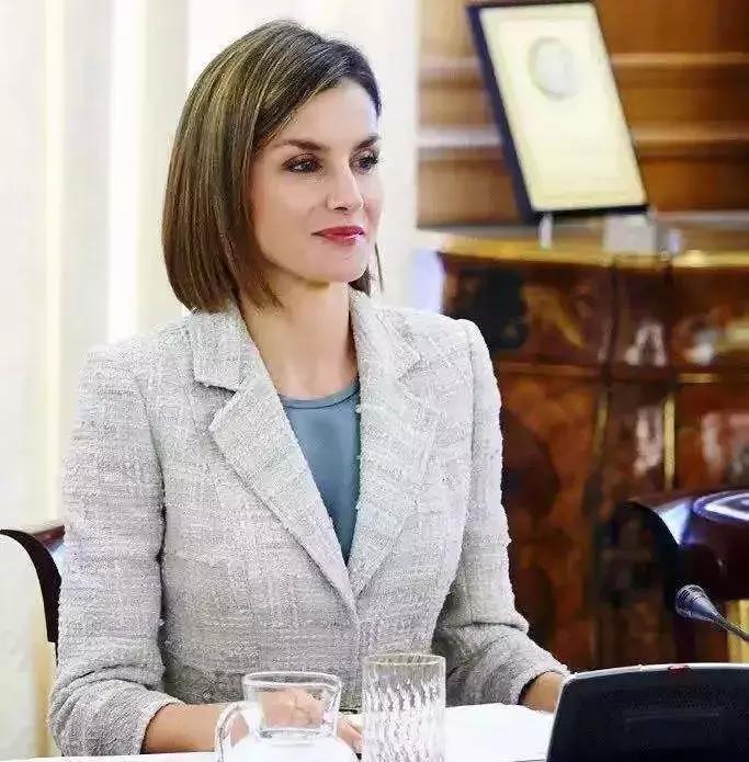 一条连衣裙挂了面试：在律所穿什么能活下去？