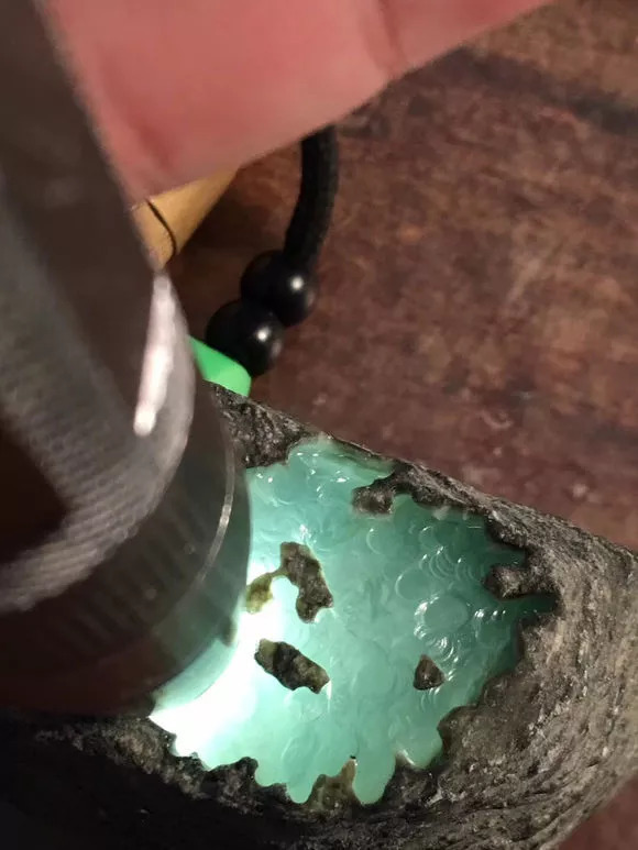 没想到居然是这样的翡翠原石,一件不起眼的翡翠原石