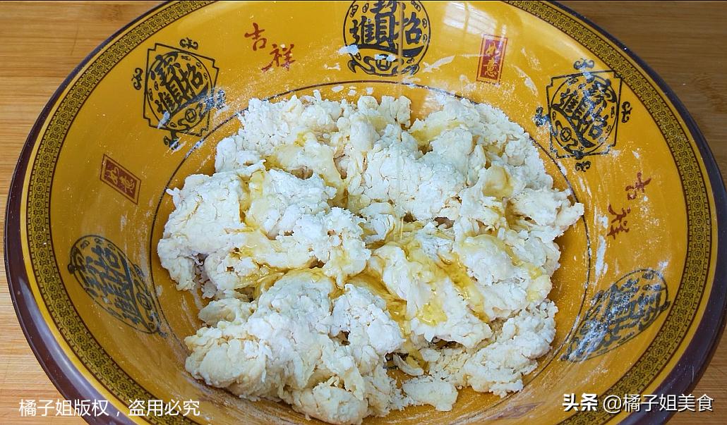 油饼怎么做又软又香又有劲道,二个鸡蛋一碗面粉教你做油饼