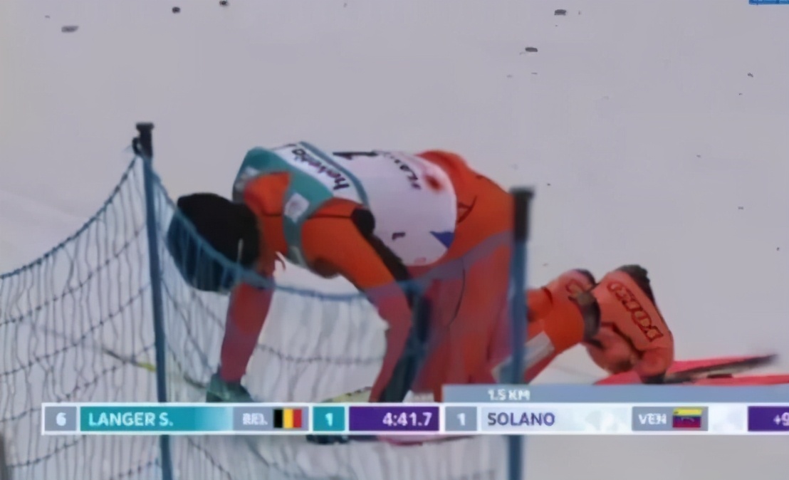 一名34岁男子跳水救人牺牲,游泳馆众人抢救溺水青年