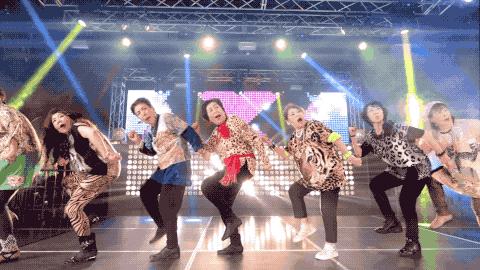 年均66岁的豹纹大妈团火了！唱rap，跳电音，连总理都点赞