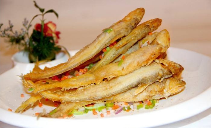 五香酥鱼做法家常菜,学做油炸小刀鱼