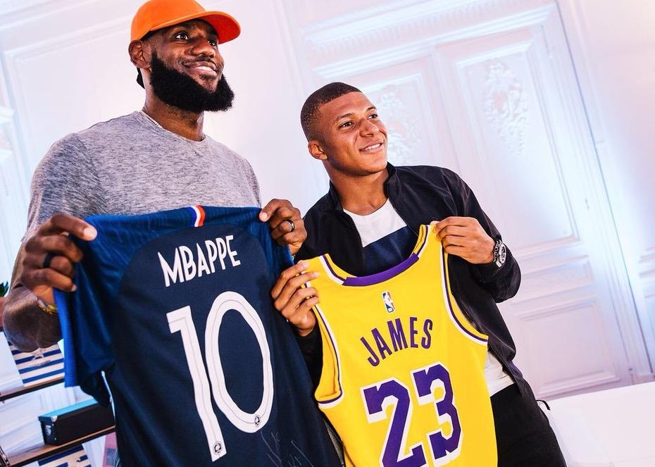 新状元AJ品位满分！不在绿茵场战斗也能追星，选这款鞋挺有深意