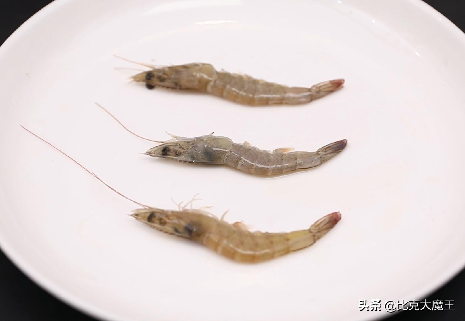 吸管挑虾线去虾头,去虾线别把虾掰断了