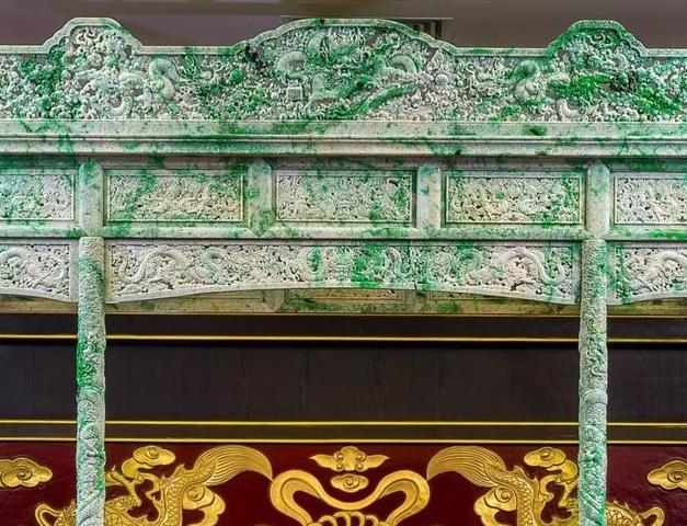 最珍贵的翡翠龙床,五吨重龙床