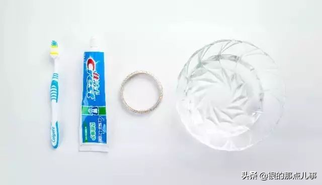 银手镯为什么变黑有的不变色,怎么让发黄变黑的银手镯光亮如新