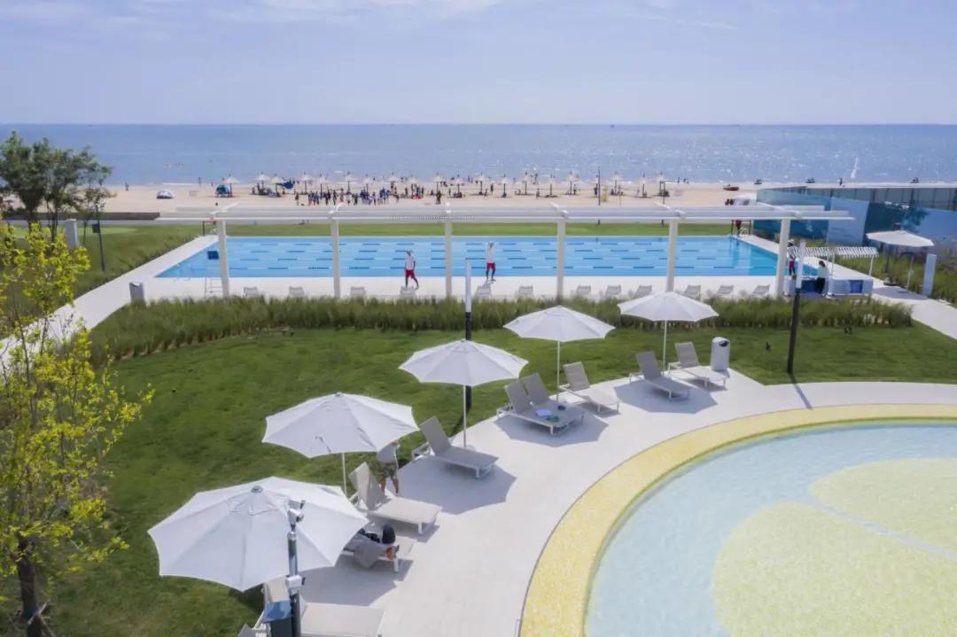 夏日清凉好去处泳池,夏日玩水胜地无边际泳池