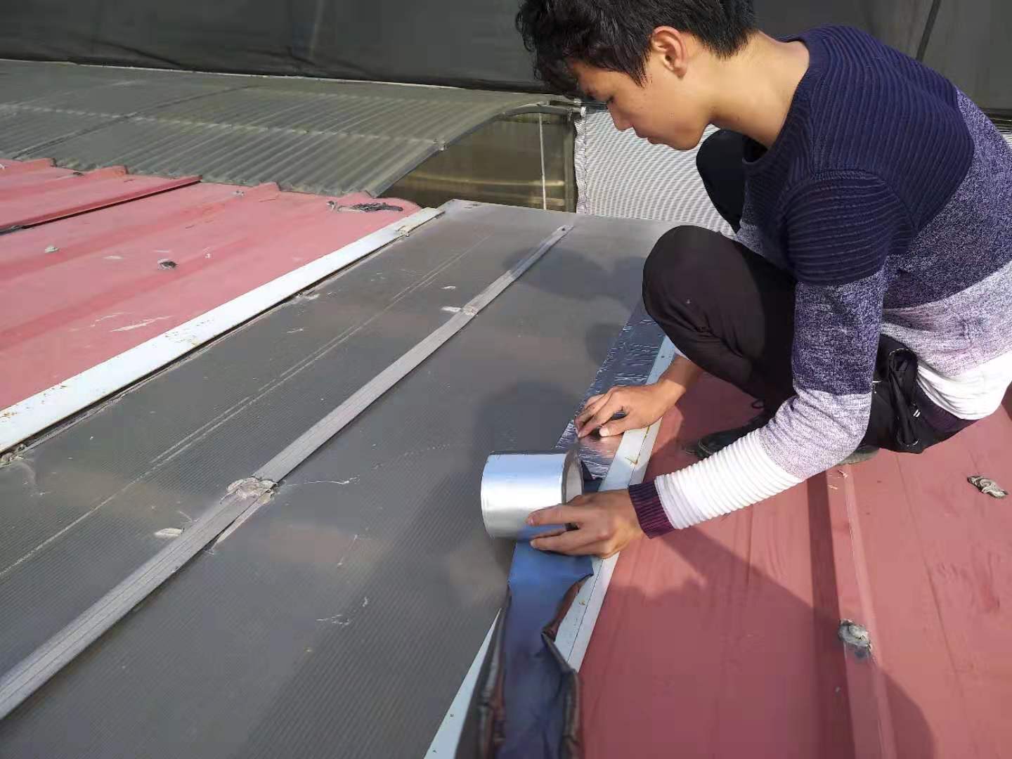 楼顶厨房位置漏水怎样找漏水点,楼顶漏水加盖彩钢瓦怎么还是漏水