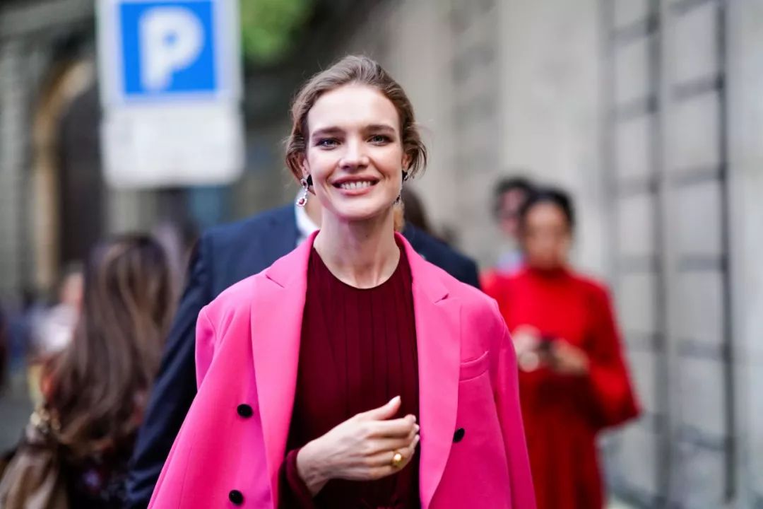 粉红色太减龄阿姨也能穿出少女感,一抹淡粉色该如何搭配更减龄