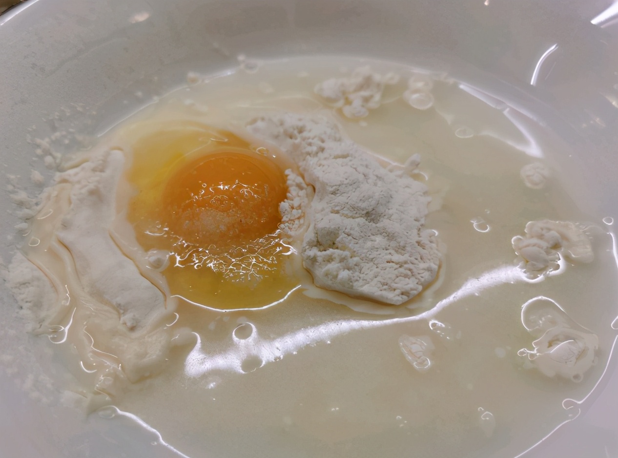 炸小鱼时,用什么挂糊很重要,学会这个方法,出锅外酥里嫩,真香