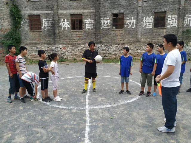 杏坪镇中心小学足球比赛,河南邓州槐树小学足球比赛开幕式