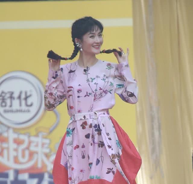 谢娜高级感宫廷裙,谢娜穿宽松连衣裙