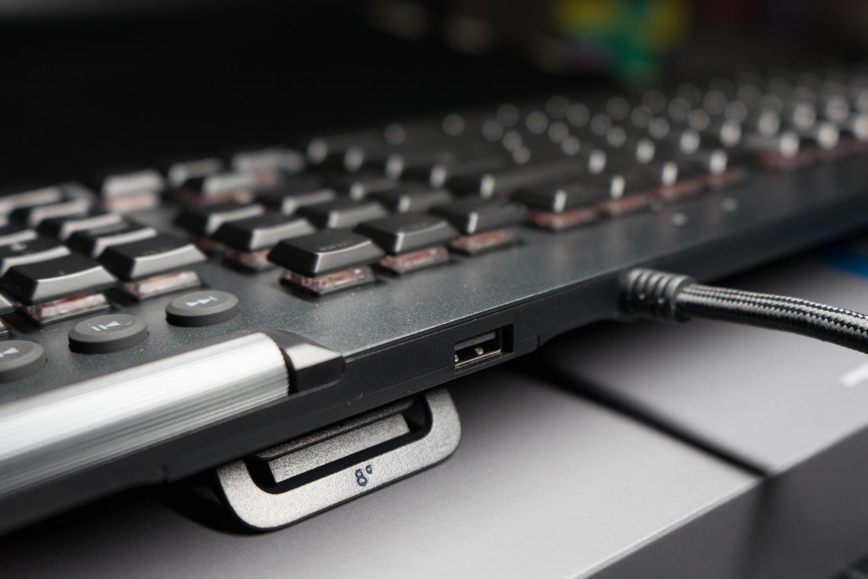 罗技矮轴键盘g813,罗技g813灯光旁边的那个键是什么