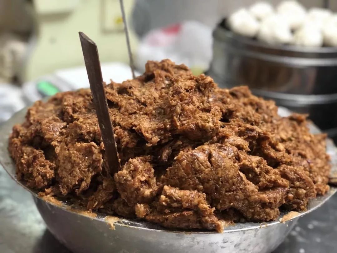 牛肉包子、热干面和豆皮，寻找传说中的武汉老武锅“三大金刚”