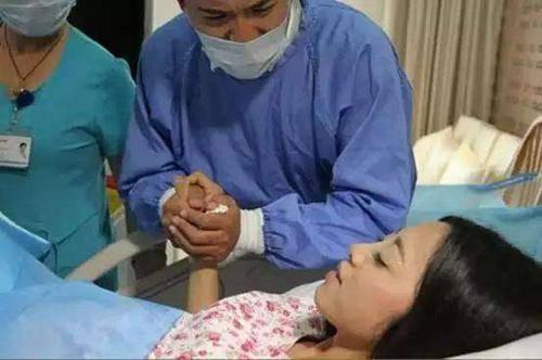 孕妇夜里生孩子去医院有人接生吗,孕妇医院门口生孩子丈夫为她接生