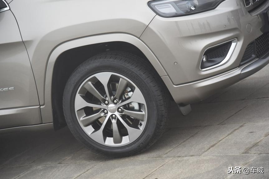 jeep自由光2.0l动力,全新的jeep自由光首要任务