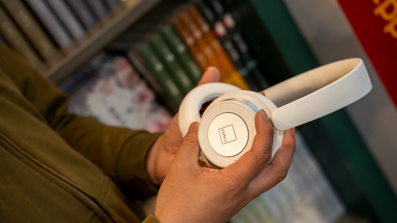 为什么说DALI头戴式耳机IO-6能有堪比影院级别的音质效果