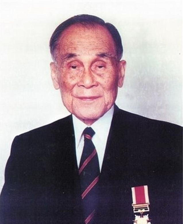 他是最穷的亿万富豪，有几十家银行，却无房无车，儿子是货车司机