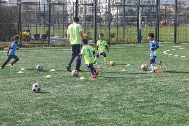 孩子暑假踢足球,让孩子享受校园足球的乐趣
