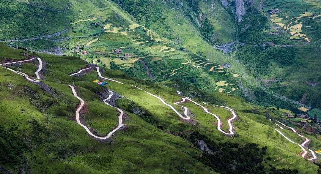 在脱贫攻坚一线的战友,向战斗在一线的扶贫战友致敬