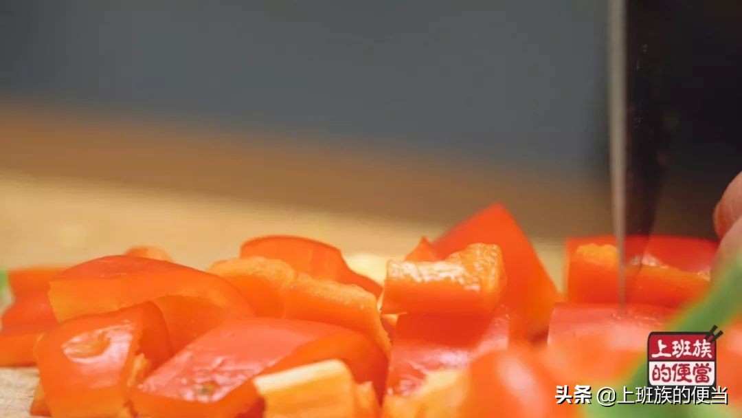 芹菜和什么炒好吃又减肚子,芹菜炒腊肉怎么不油腻